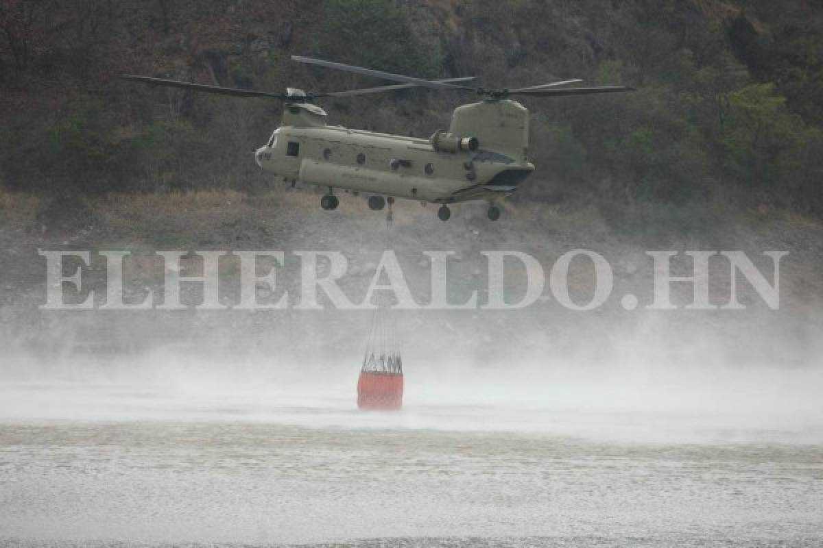 Por aire y tierra combaten el incendio en El Hatillo (Foto: Efraín Salgado/EL HERALDO)