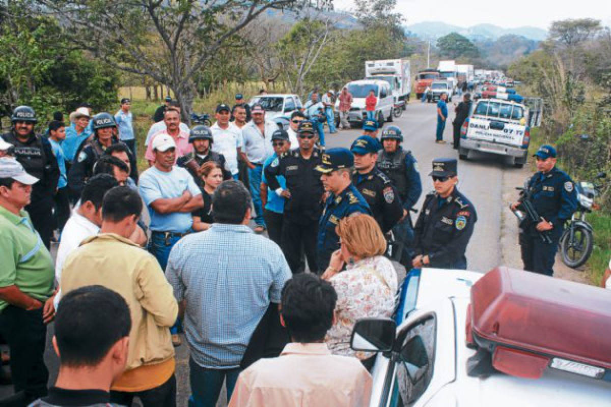 Transportistas realizan protesta para exigir reparación de carretera