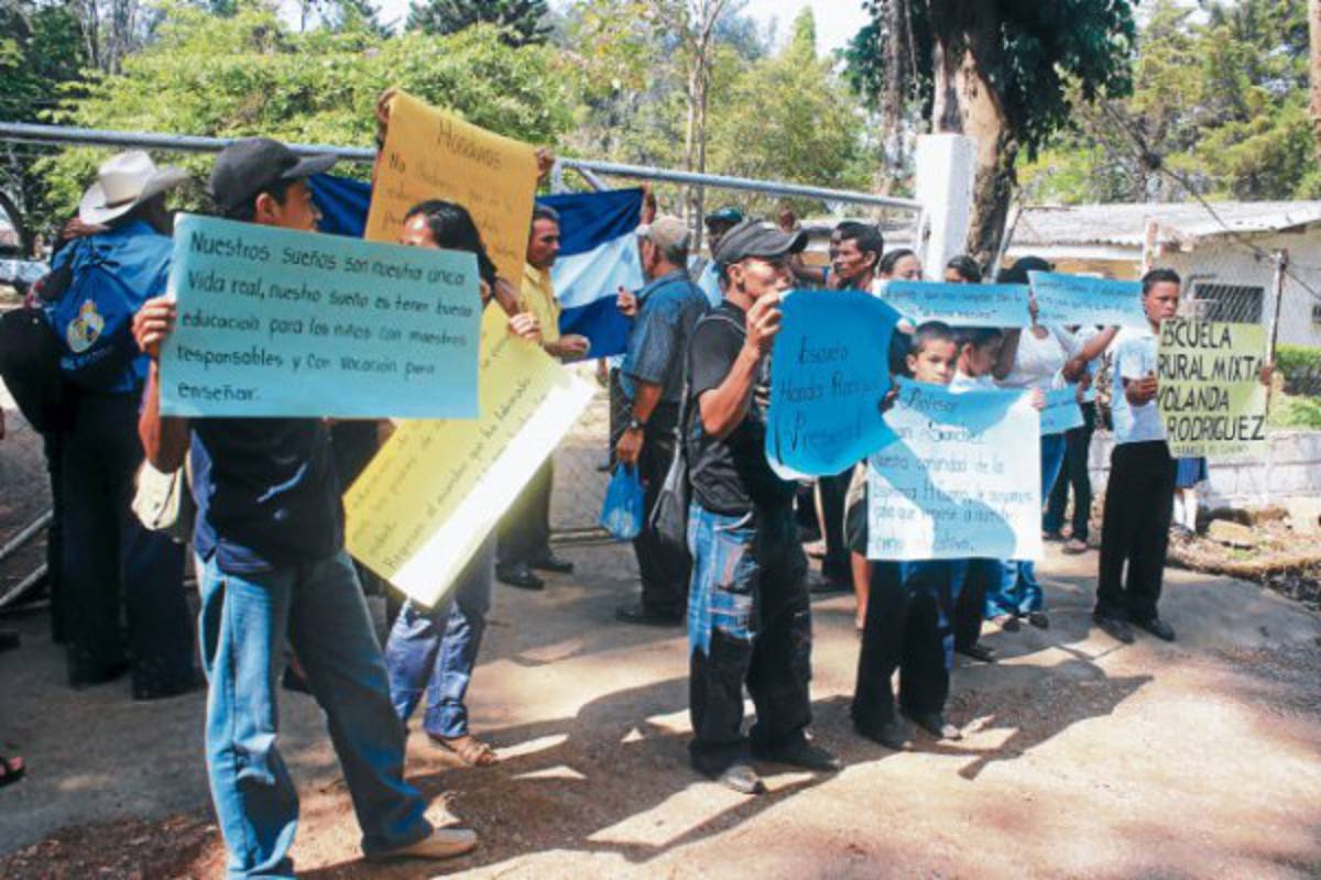 Padres realizan plantón para exigir un maestro en Danlí
