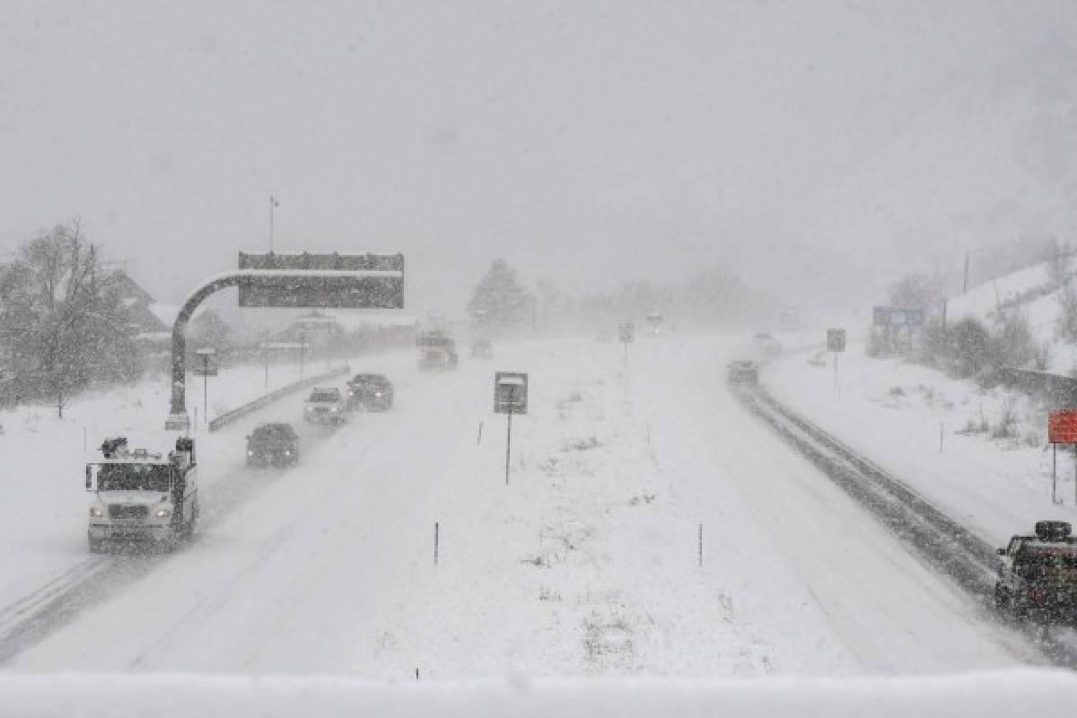 Tormenta invernal causa 5 muertos en EEUU; avanza al este