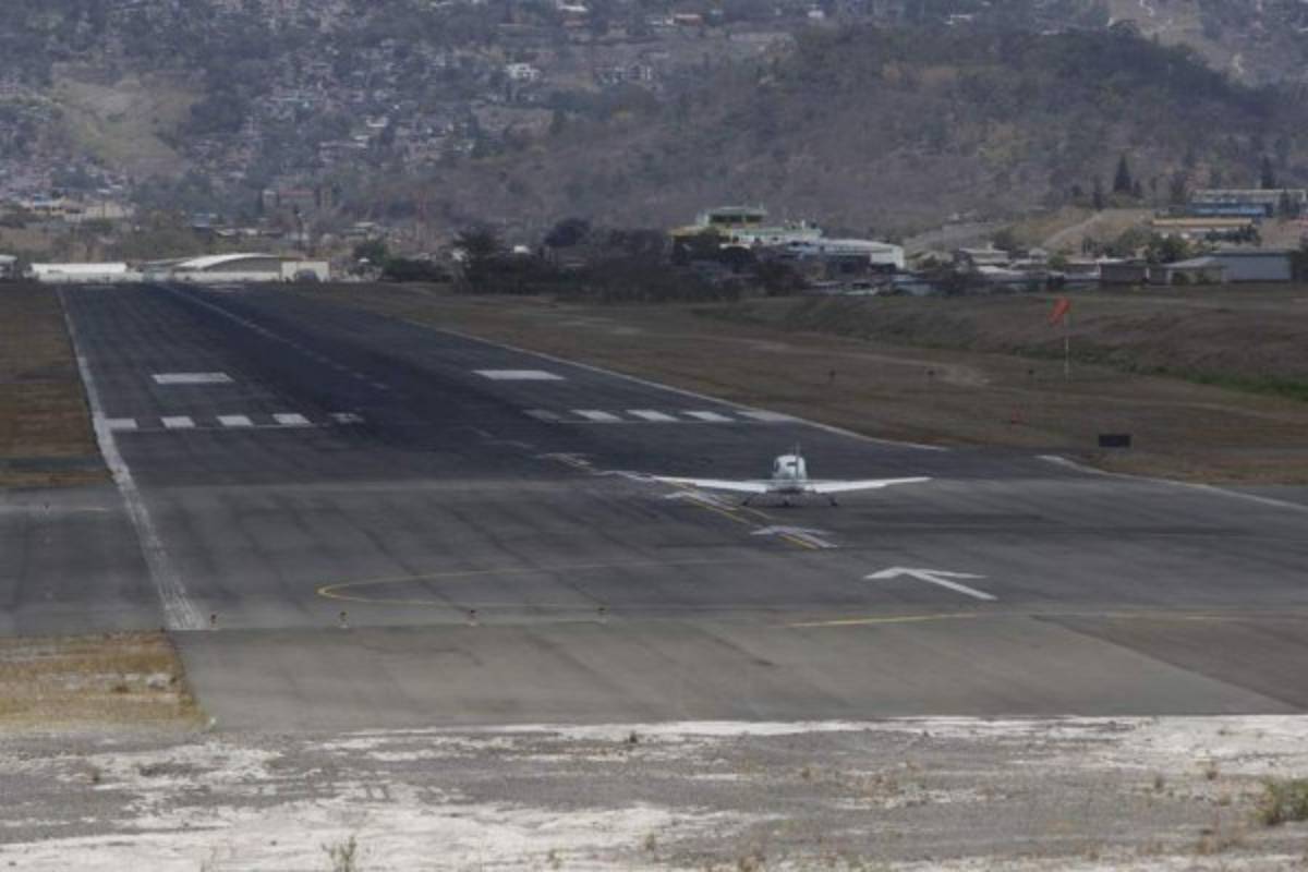 La pista de Toncontín mide 2,334 metros, unos 416 metros menos que la de la base Enrique Soto Cano de Palmerola.