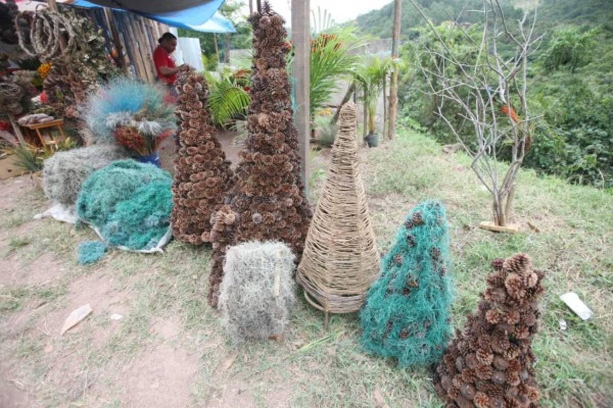 Auge comercial de adornos navideños en las salidas de Tegucigalpa