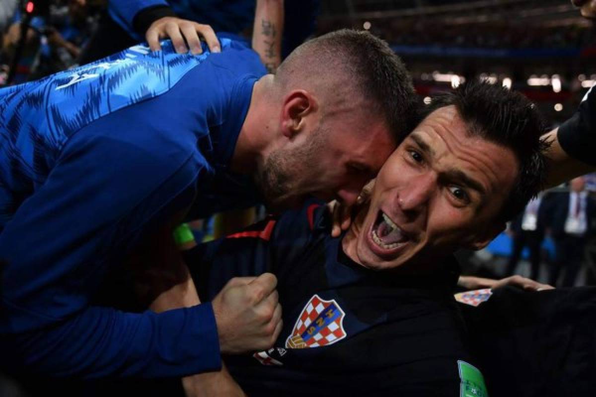 Fotógrafo salvadoreño es besado por seleccionados croatas en la celebración del segundo gol de Croacia