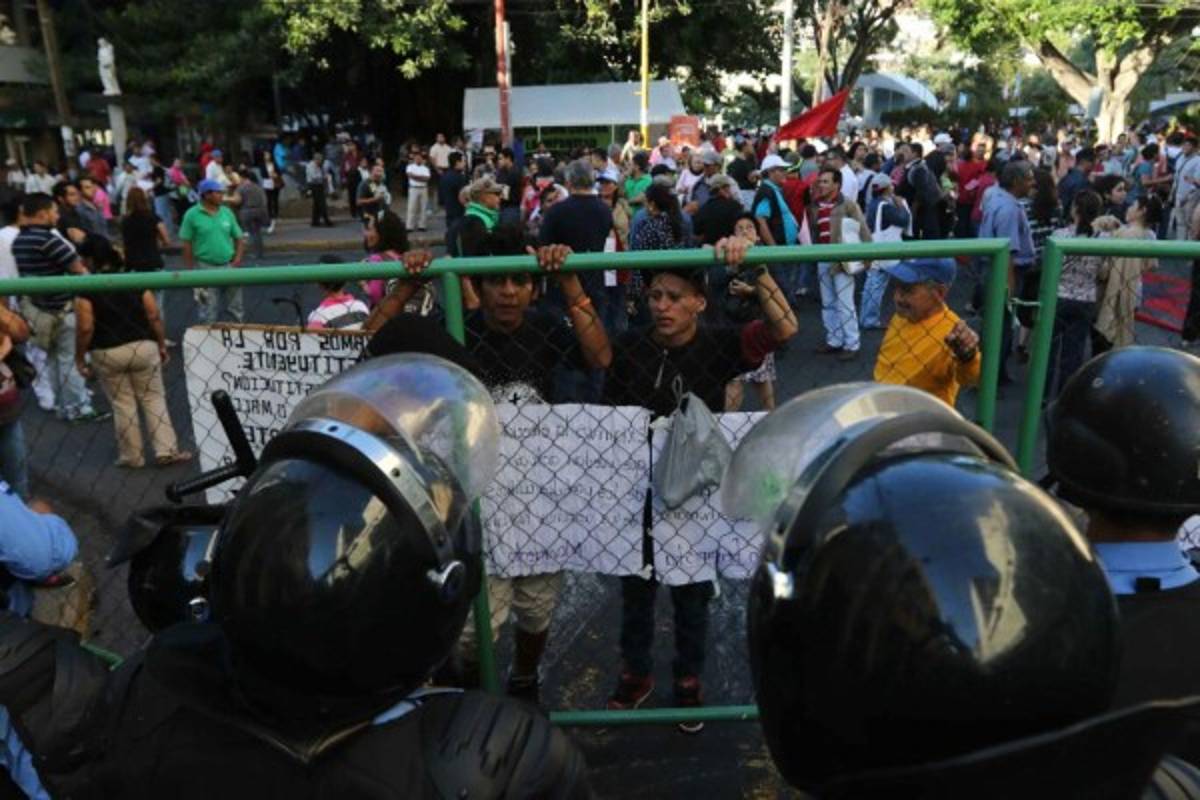Libre y la Resistencia protestan en las afueras del Congreso