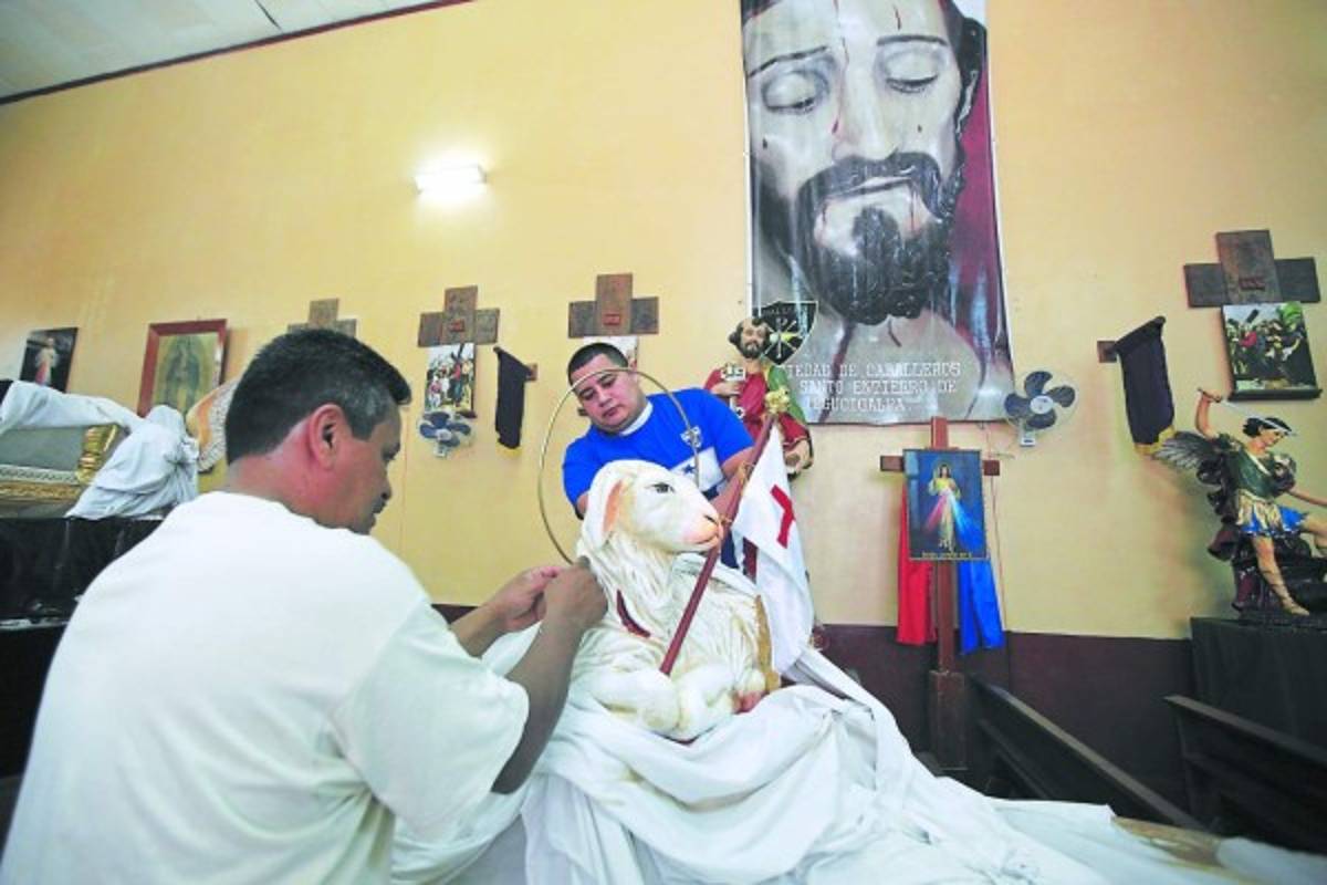 Caballeros del Santo Entierro listos para una lección de amor