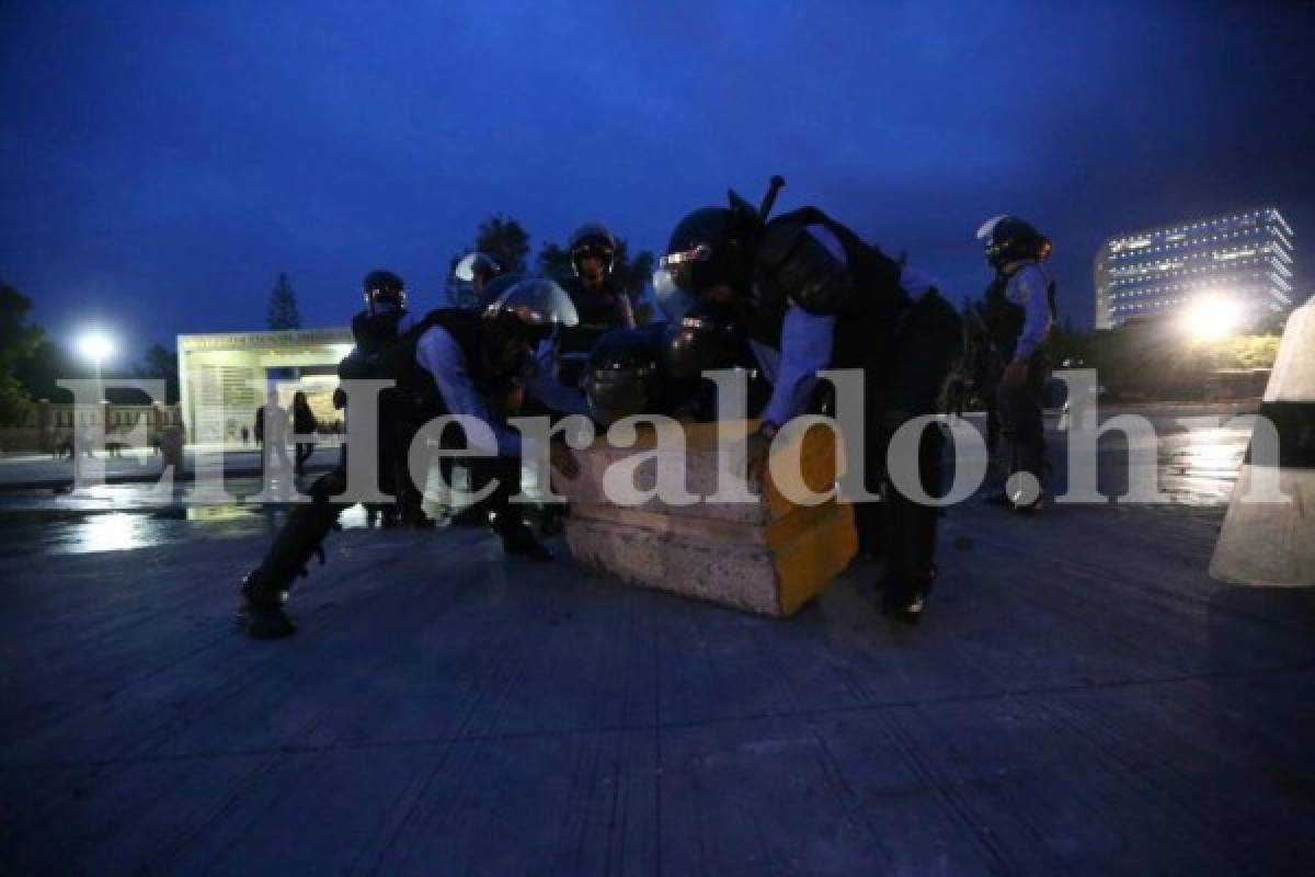 Miembros de la Policía Nacional desalojan la zona para que los vehículos circulen con normalidad. Foto Alex Pérez/EL HERALDO