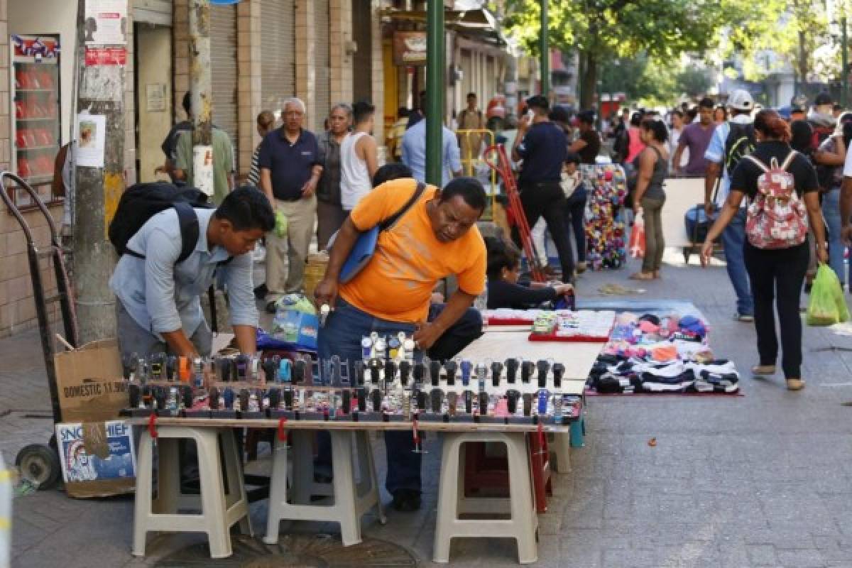 Casi de inmediato la Peatonal se inundó de vendedores.