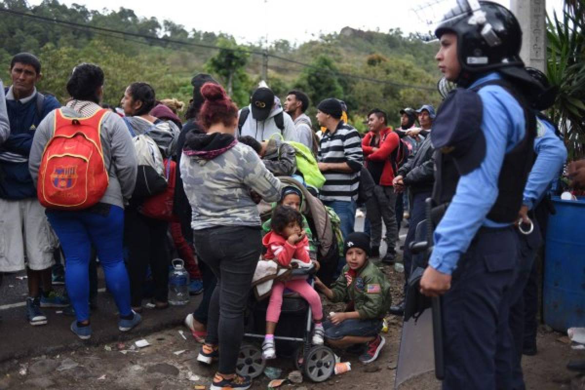 Cargando niños pequeños en brazos o en carruajes, los hondureños ingresaron la noche del martes en suelo guatemalteco tras romper el cerco policial en su país. Foto / AFP