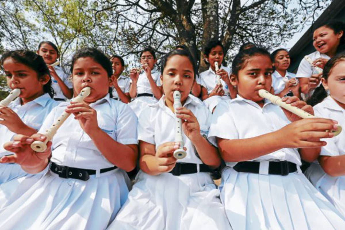 Música bordada por manos de niños