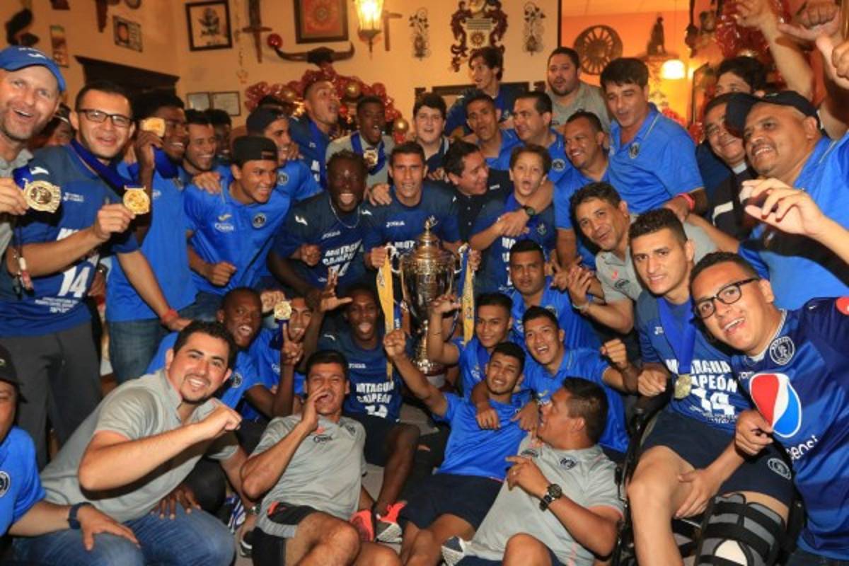 Júnior Izaguirre y una celebración que se hizo recurrente en las grandes definiciones azules.