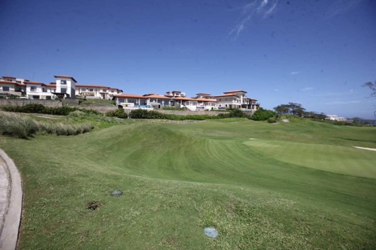 Disfrute el golf, playa y buceo en el club Pristine Bay Resort