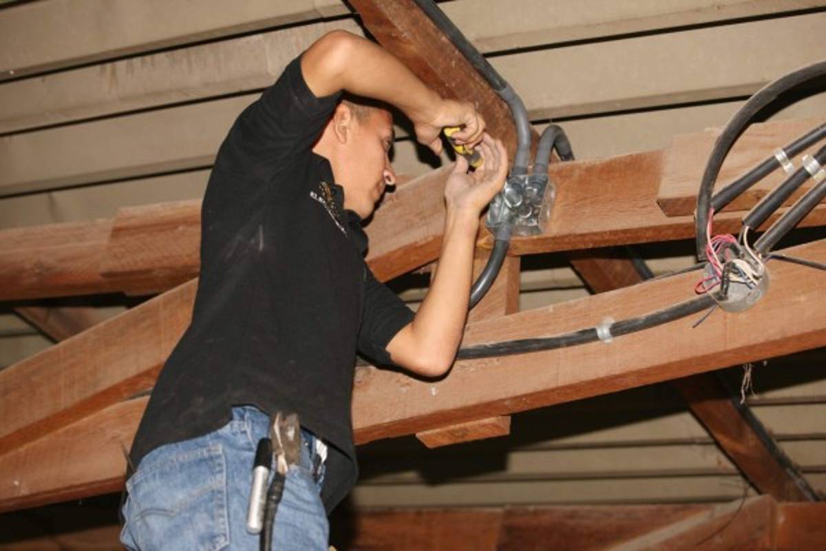 Equipos Industriales premia al CEB San Miguel de Heredia con sistema eléctrico