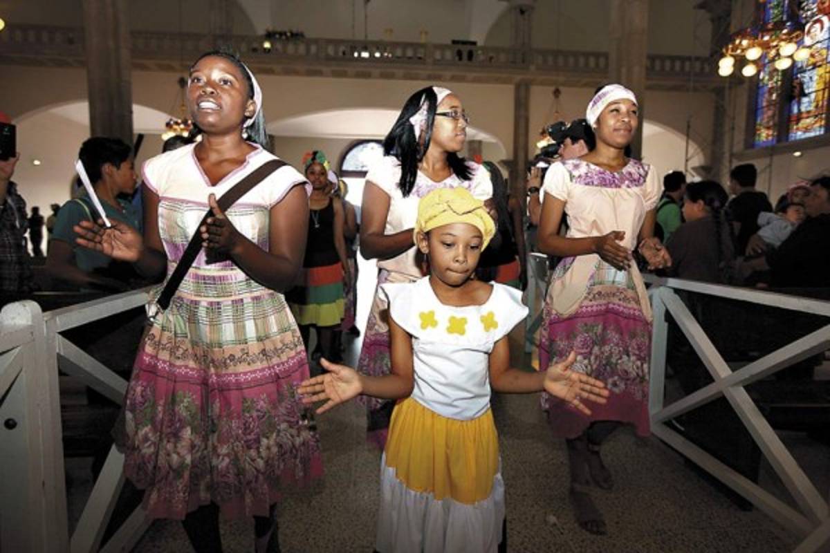 Jóvenes y niños rinden tributo