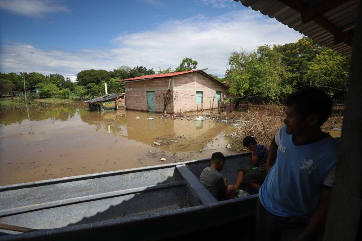 Las personas para poderse movilizar de una manera más fácil deben usar lanchas.