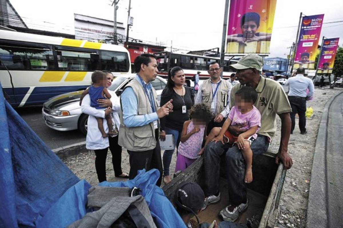 Familia que vivía en mediana del bulevar del Norte recibe apoyo