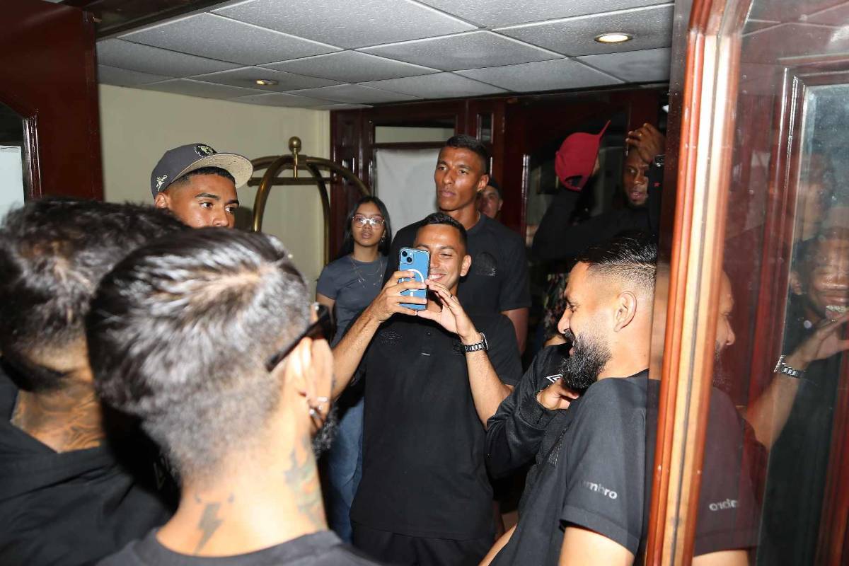 ¡Alegría de Espinel y selfie de Edwin! Banderazo de la Ultra Fiel a Olimpia previo a la gran final