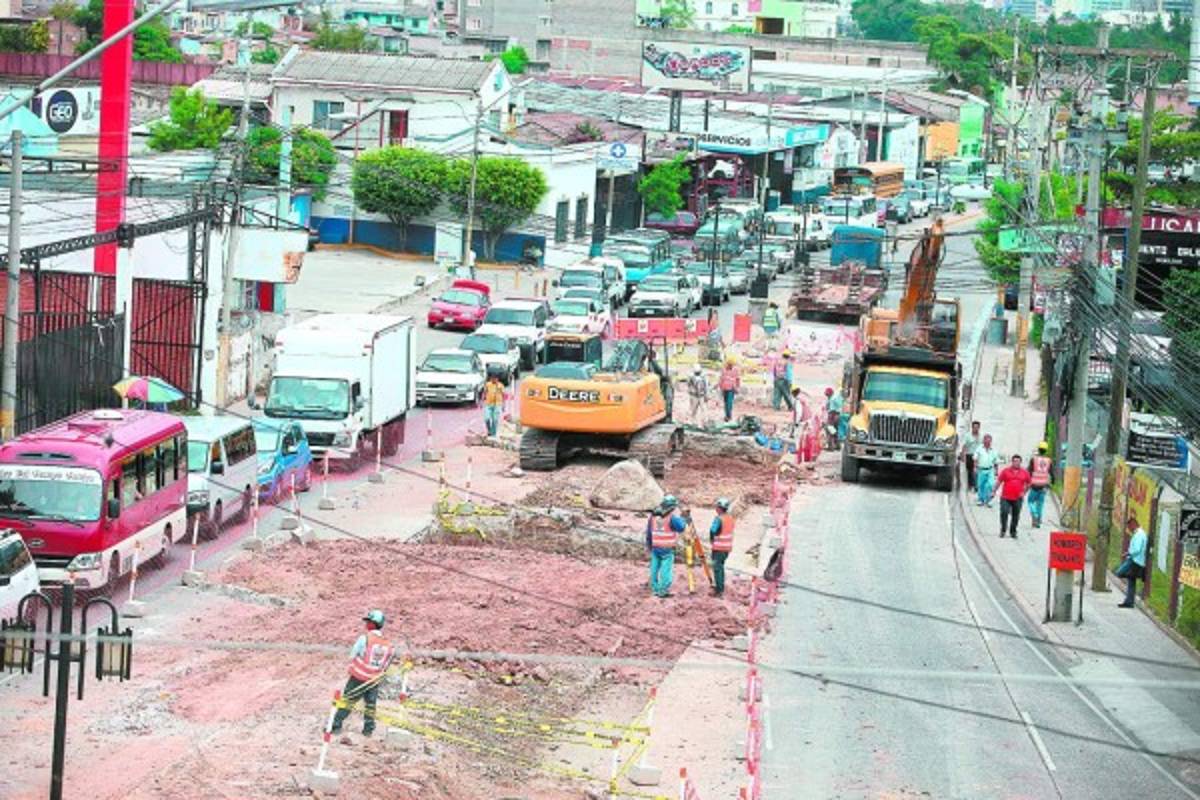 Advierten de intenso tráfico durante 12 meses en la capital