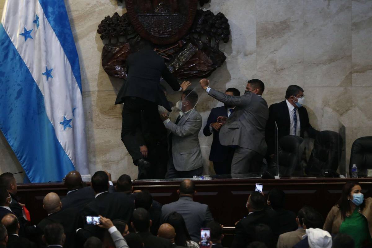 Ambición excesiva de los políticos suicidas tiene al país sumido en crisis