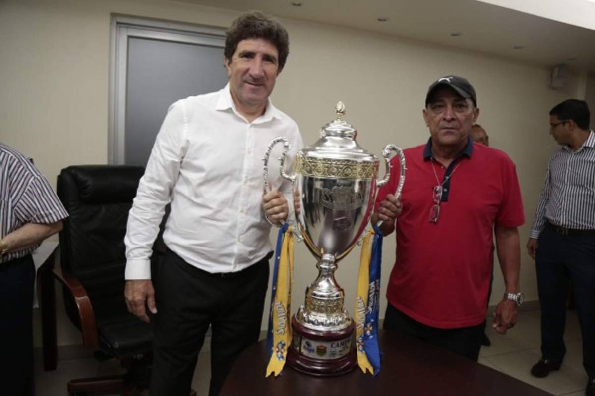 En el campeón Olimpia nadie se cansa de brindar