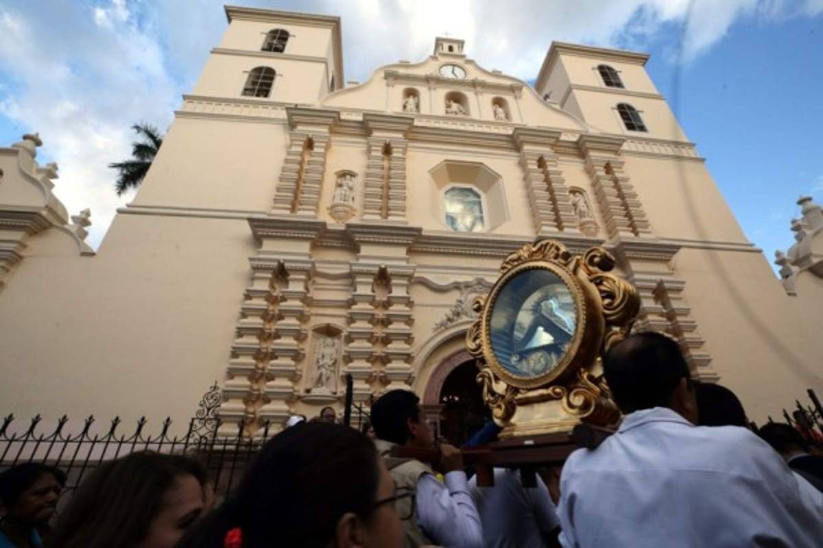 La Virgen de Suyapa engalana con fe el centro de Tegucigalpa