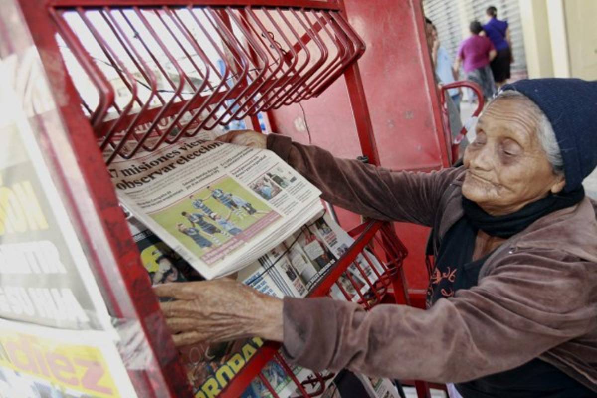 Canillitas celebran su día ejerciendo su labor