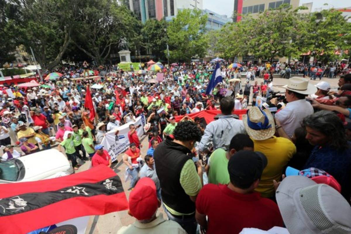 Trabajadores conmemoran su día entre quejas y descontento por crisis social