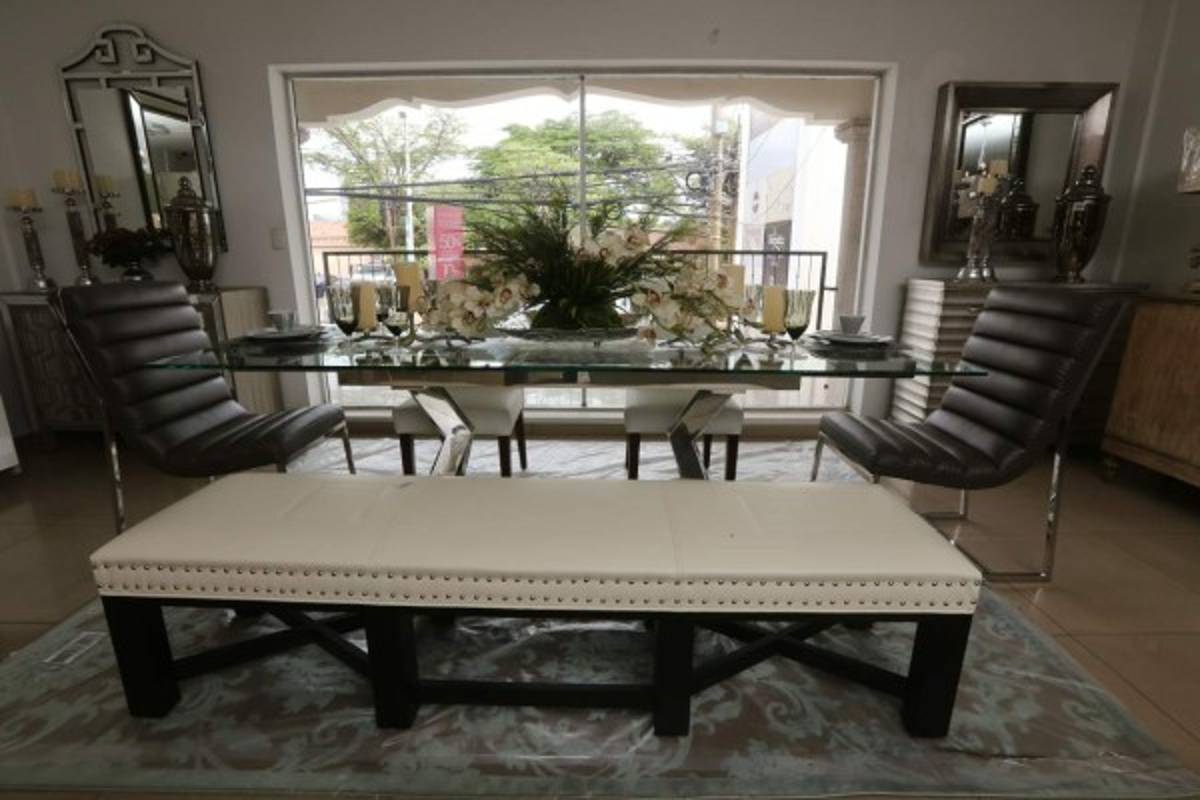 se recomiendan los tonos neutros (blanco, beige, café, negro, azul marino...) ya que estos combinan con absolutamente todo y son más elegantes. Foto: David Romero / EL HERALDO