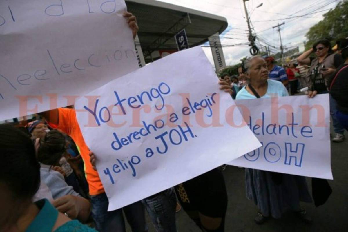 Al ritmo del 'perreo' nacionalistas piden inscripción de Juan Orlando Hernández   