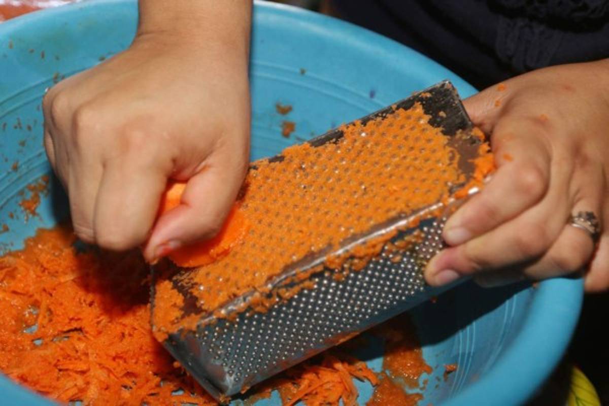 Doña Yesenia Rivera, la hondureña que a fuego lento fusiona el maíz con un sano color