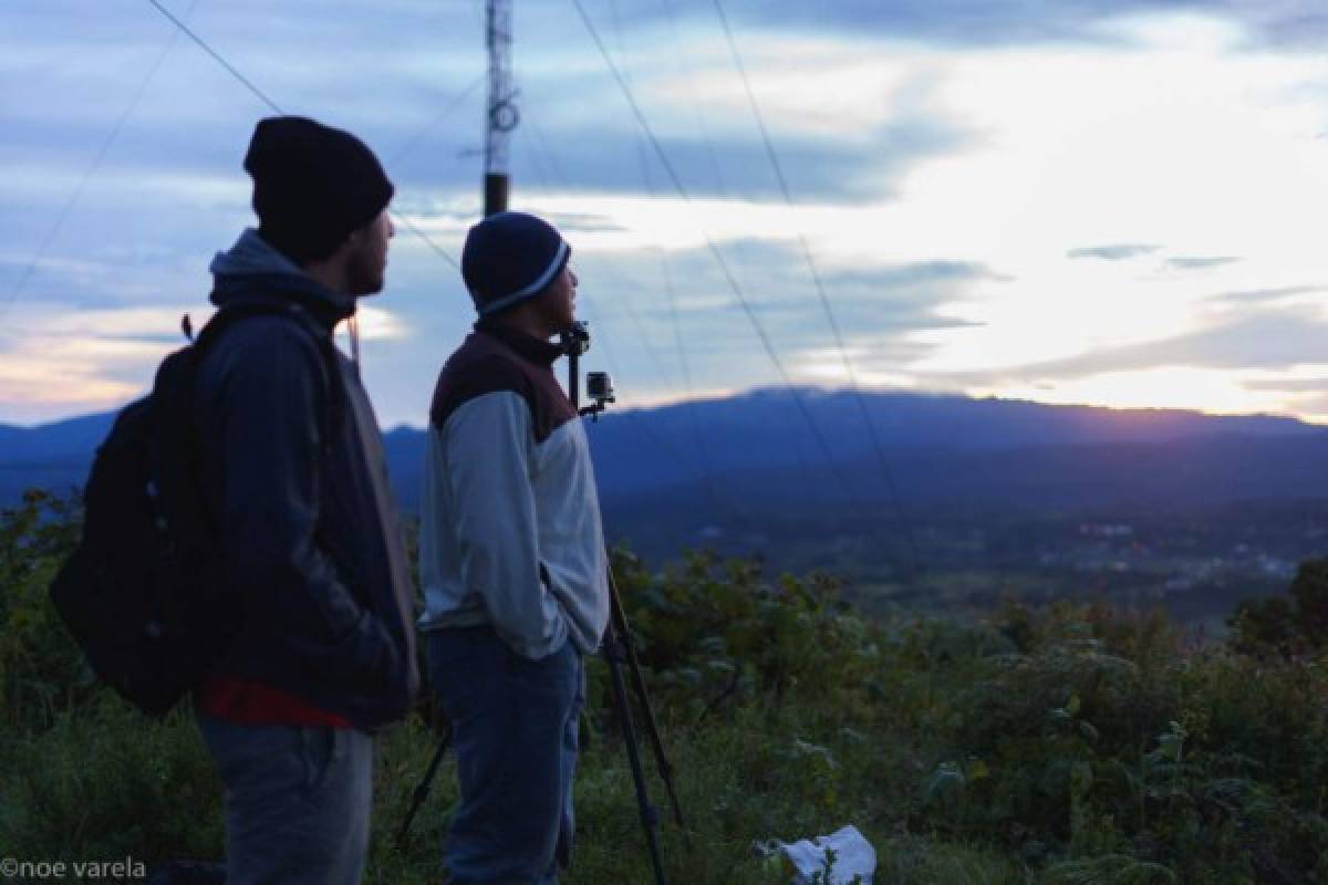 Yonny Rodríguez y Noé Varela observando la 'hora azul' en Cerro de Hula.