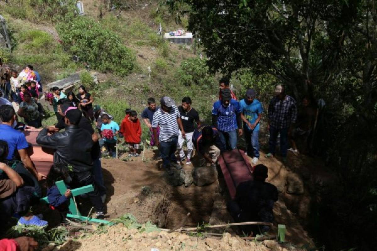 Con angustia, llanto y dolor son enterradas hermanas que murieron en masacre de El Hato