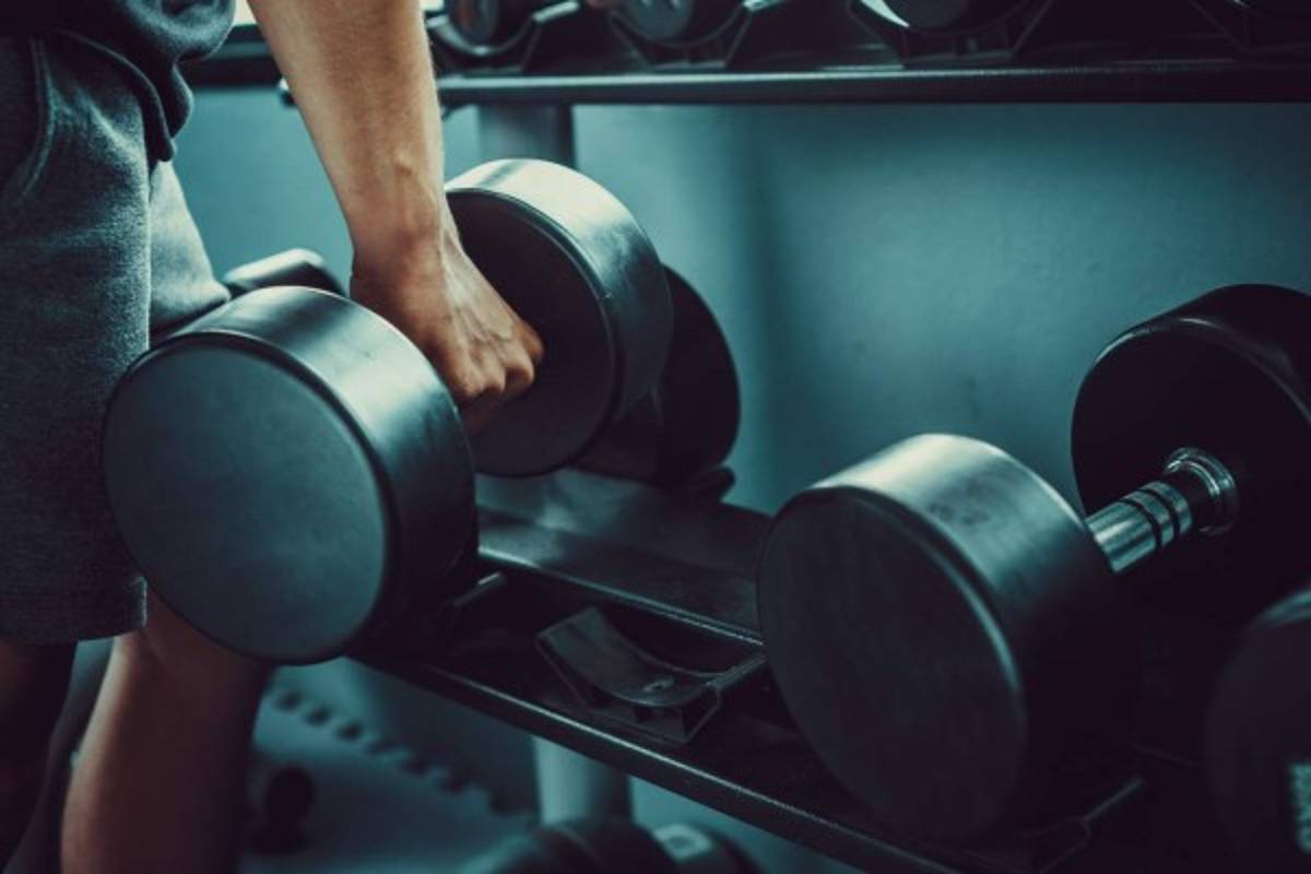 Utilizar cargas superiores a las que puede resistir lo llevará a ejecutar mal la técnica, sometiéndose a un riesgo de lesión y a la ineficacia en el entrenamiento.