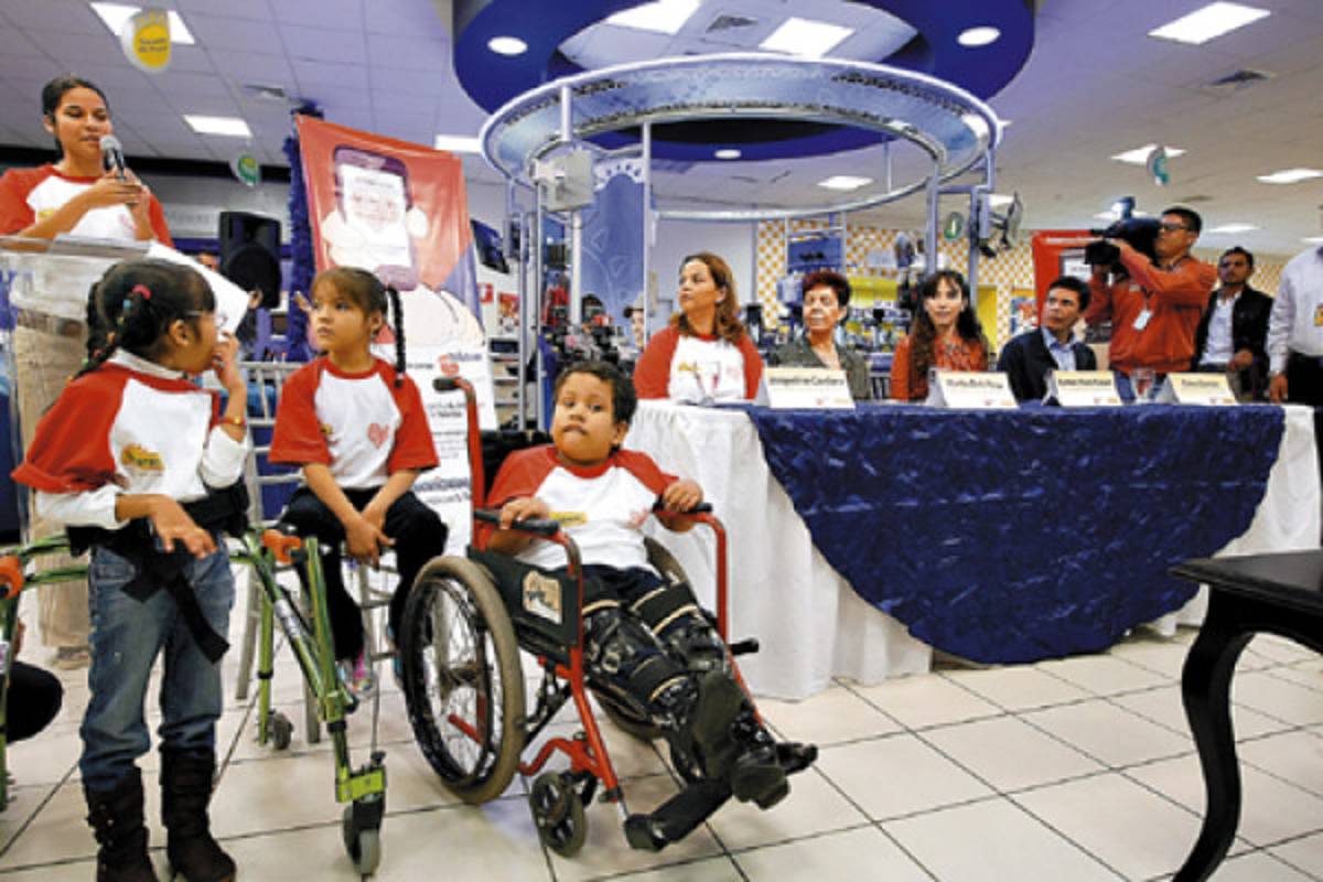 A escanear el código QR de la Curacao para apoyar a Teletón