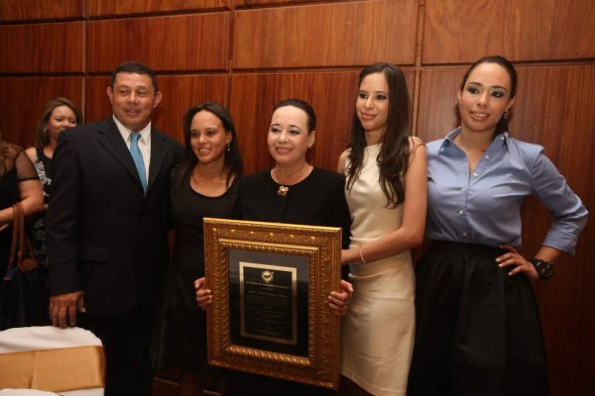 Con su esposo e hijas el día de la entrega del Premio Álvaro Contreras.