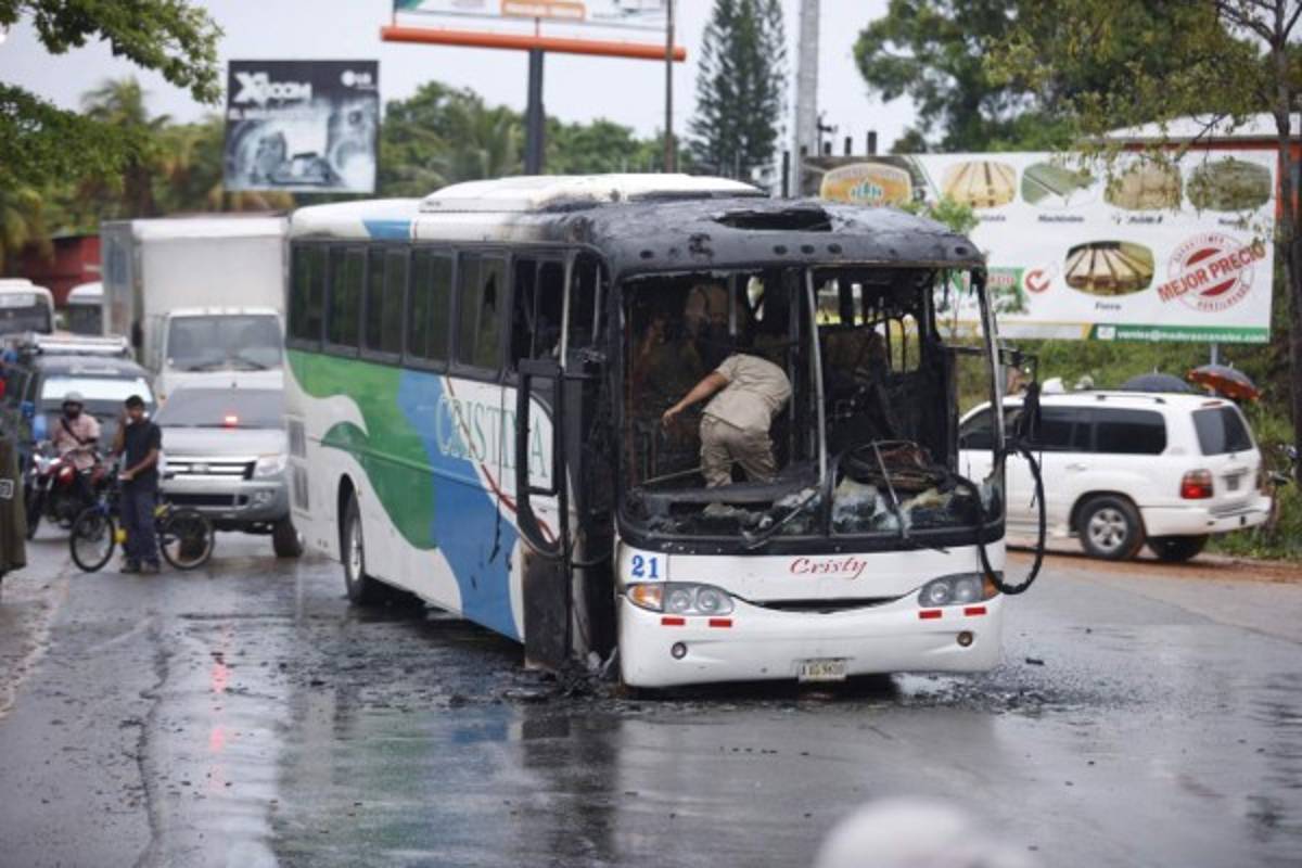 Mueren dos delincuentes y mujer en ataque a bus de transporte Cristina en La Ceiba