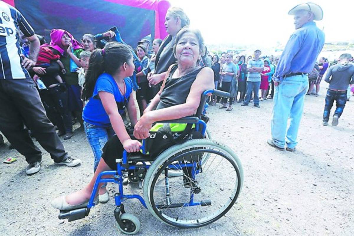 En acción de gracias se arrodillan ante la Patrona de Honduras