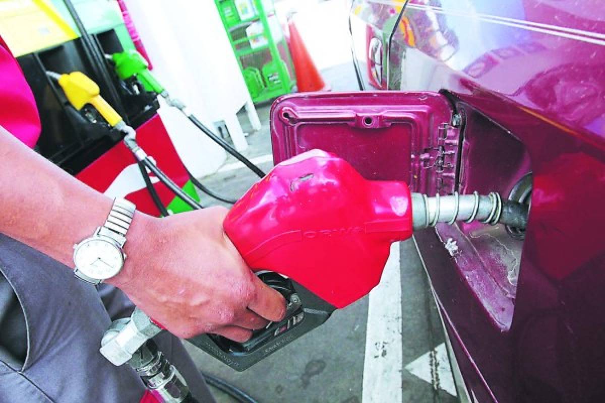 Solo la gasolina regular subiría de precio a partir del lunes