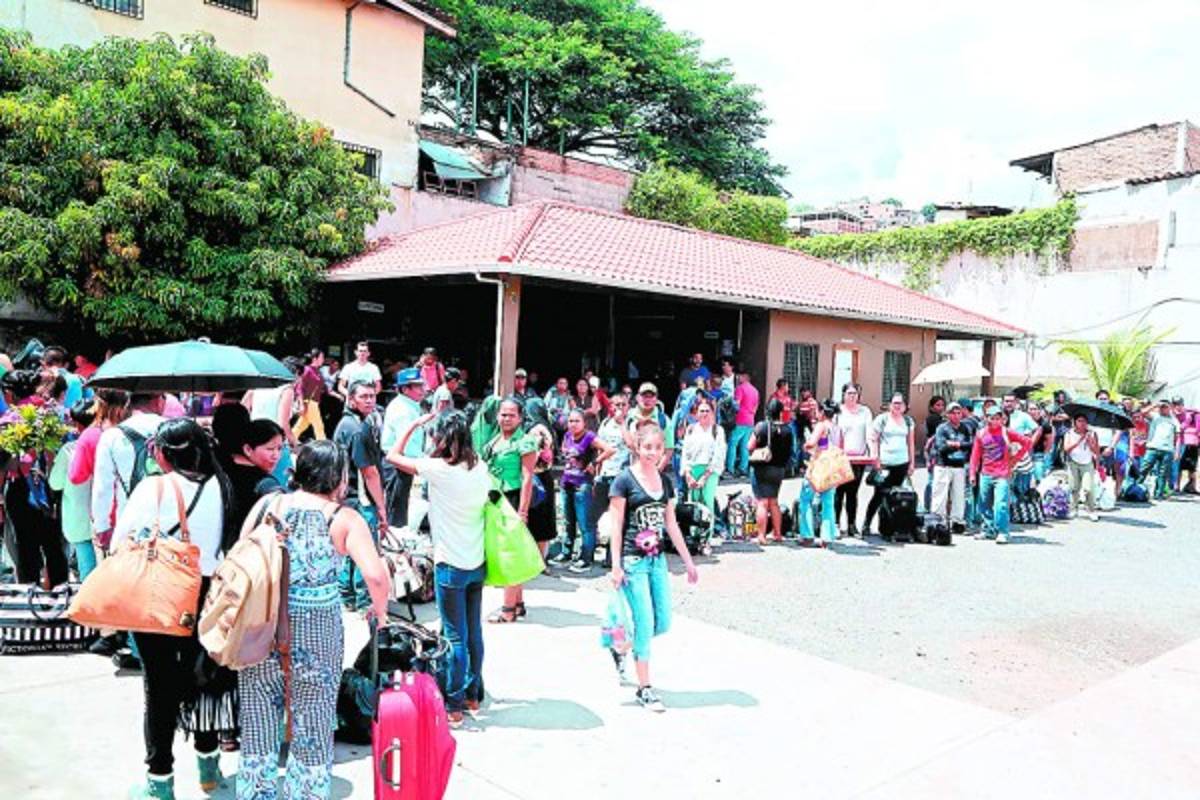 Masiva salida de viajeros en inicio de Feriado Morazánico