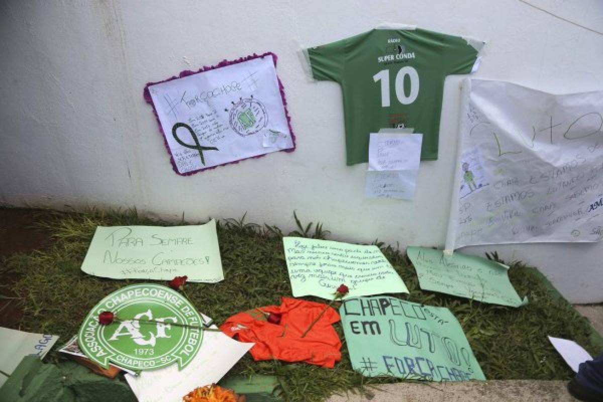 Una voz de aliento: velas y flores para el Chapecoense en Colombia