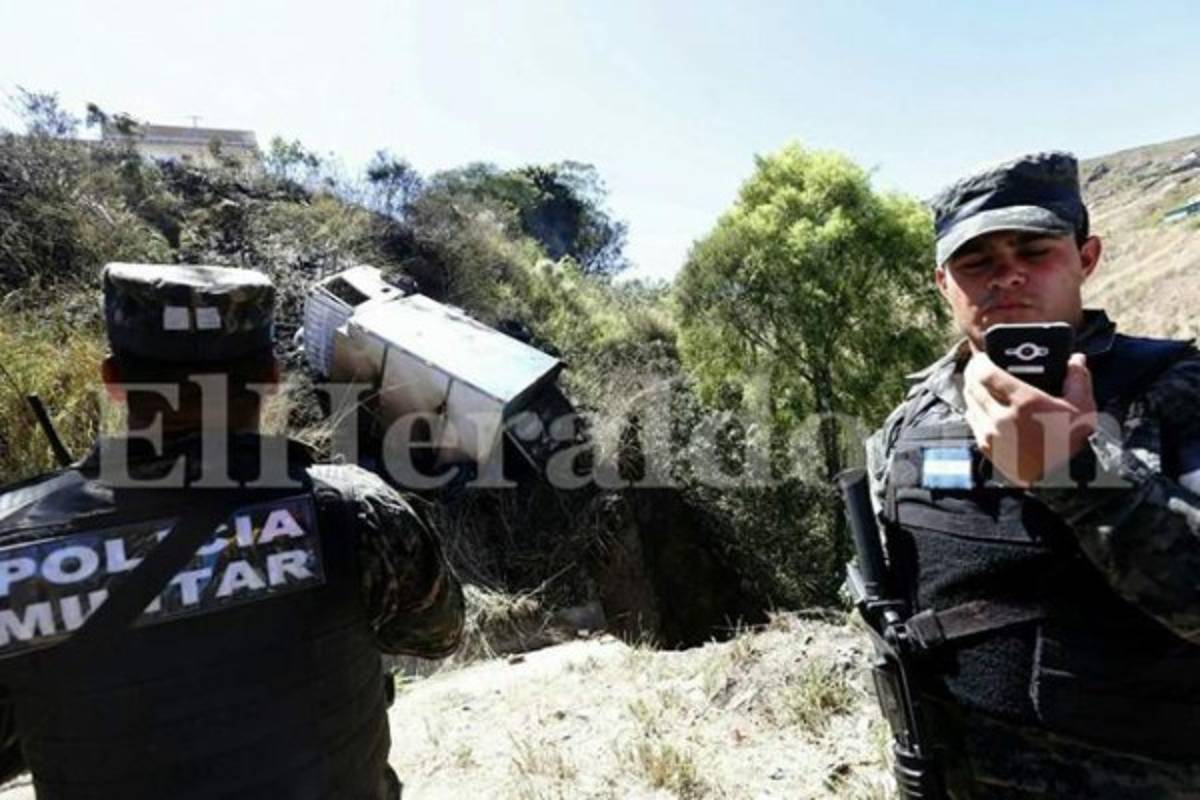 Video: El momento exacto en que carro repartidor en llamas cae al abismo en la capital de Honduras  