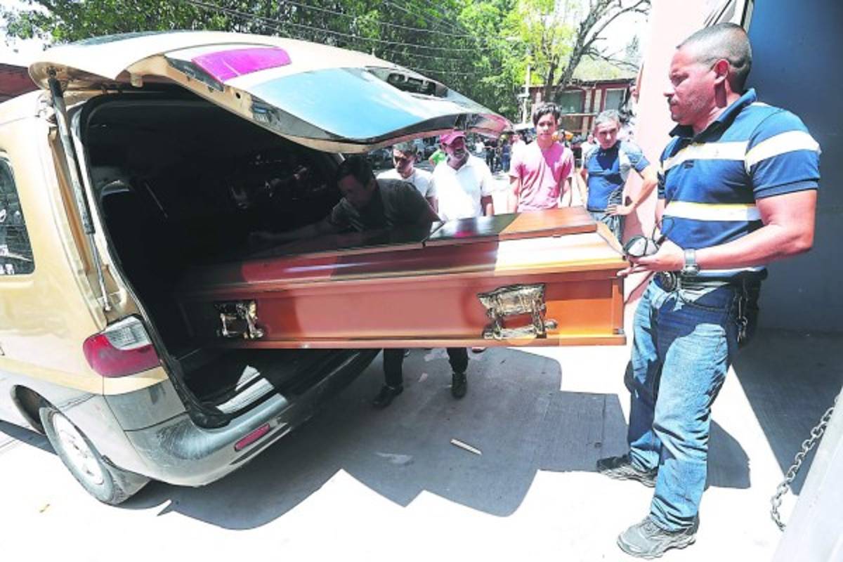 Los restos mortales del estudiante David Alejandro Aguilar Ortez fueron retirados ayer de la morgue del Ministerio Público.