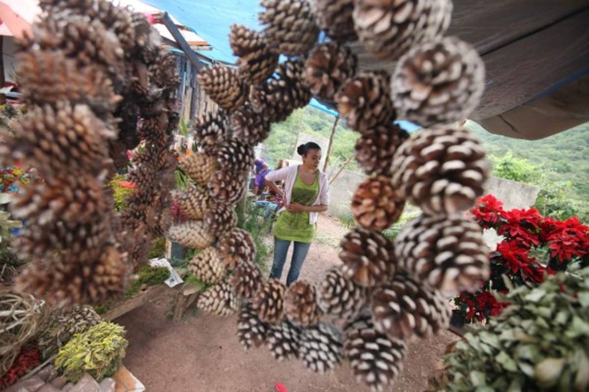 Auge comercial de adornos navideños en las salidas de Tegucigalpa