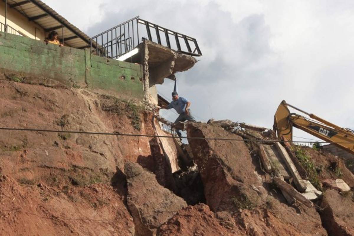 Temen la caída de tres viviendas por desplome de piedra