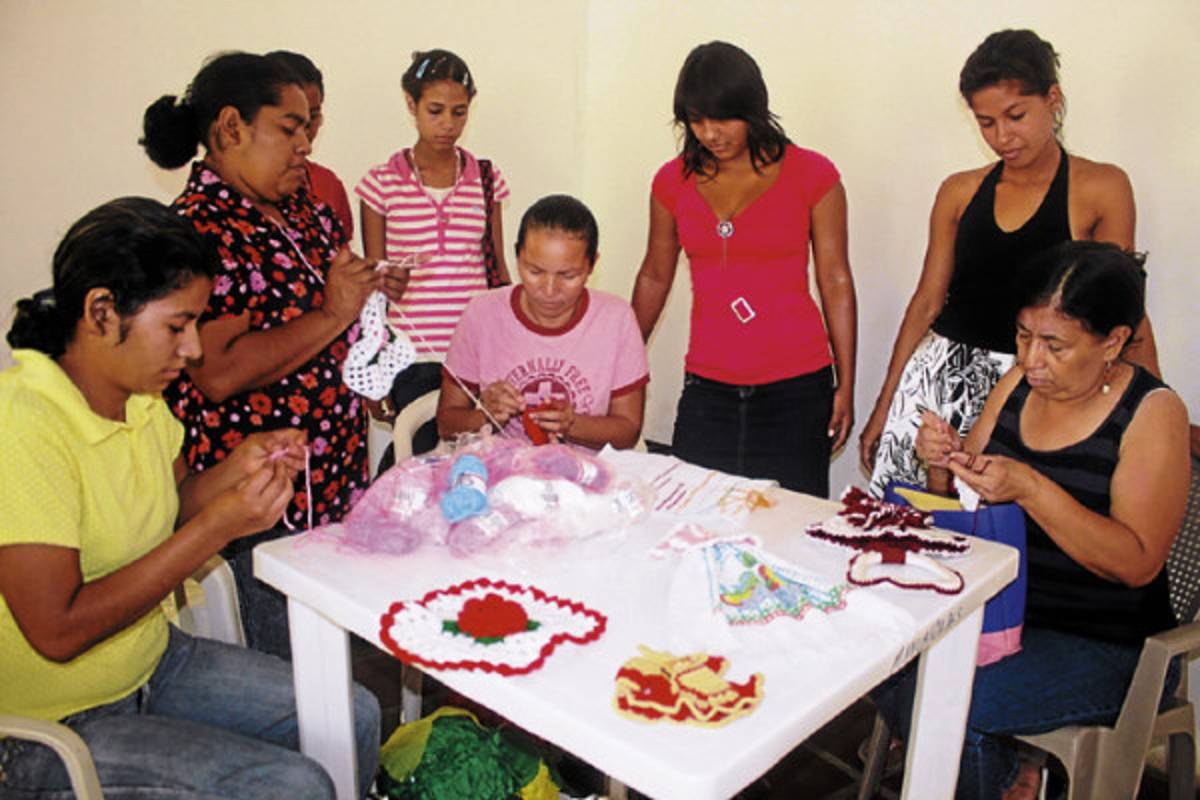 Mujeres de El Paraíso se forman en manualidades