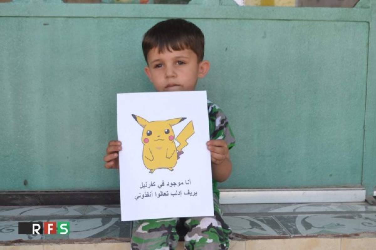 Niños sirios posan detrás de un Pokémon para pedir ayuda a Comunidad Internacional