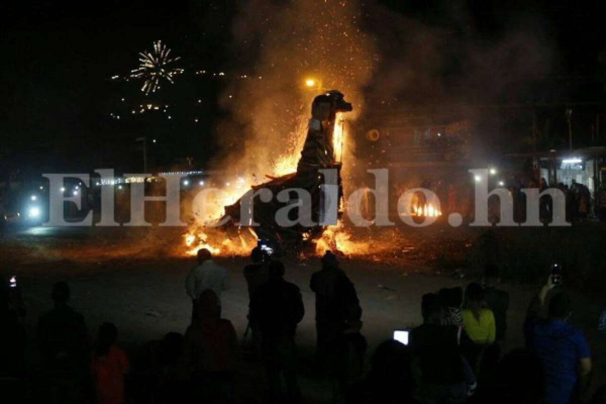 Capitalinos hicieron arder el 2016 con quema de tradicionales monigotes