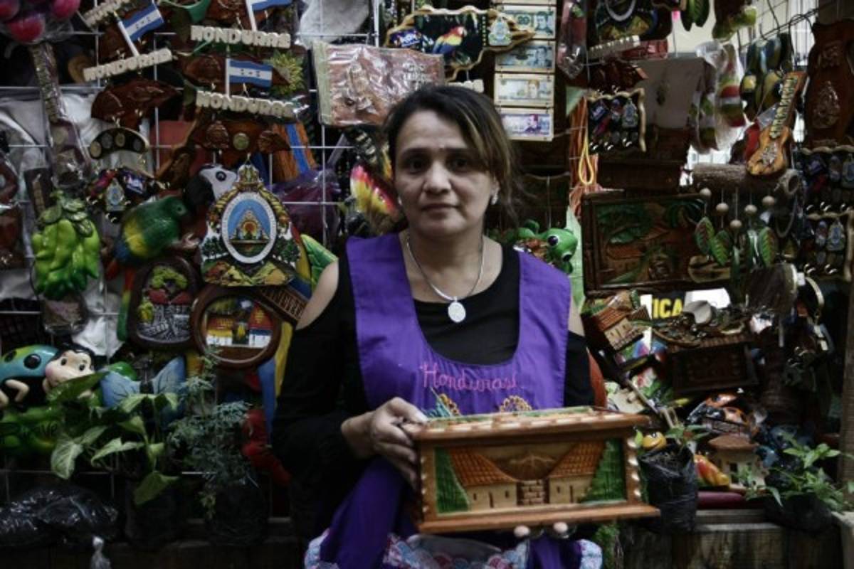 Exitosos vendedores que se ganan la vida en los mercados capitalinos