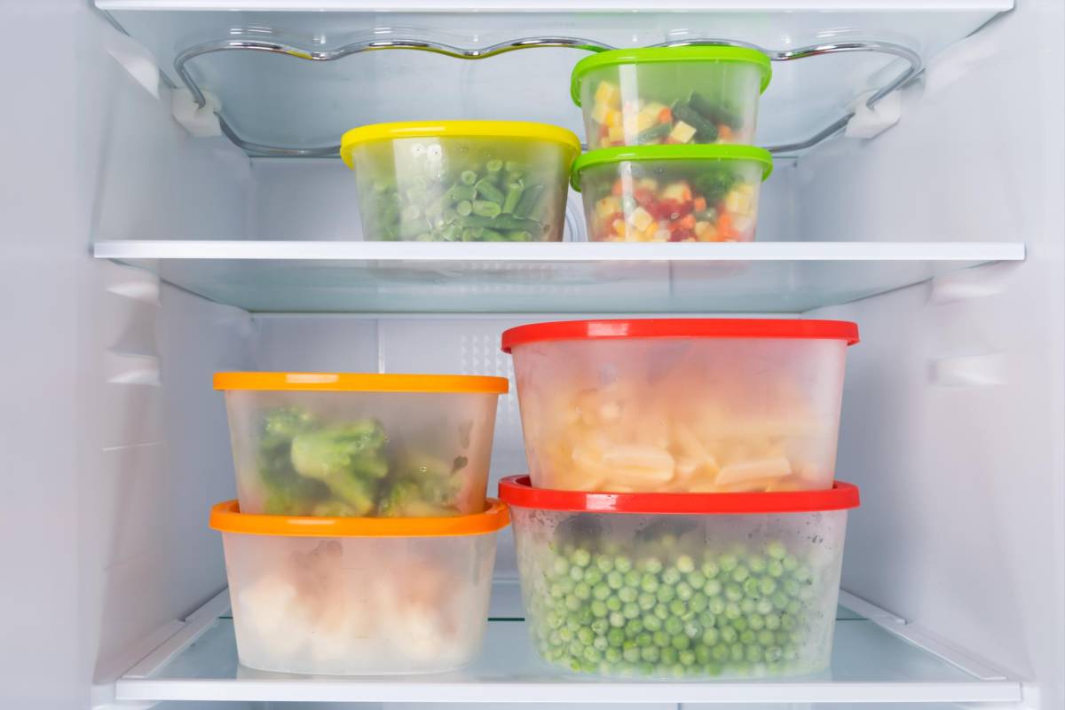 Los recipientes herméticos ayudan a que tus comidas duren más tiempo refrigerados. Haz uso de ellos.