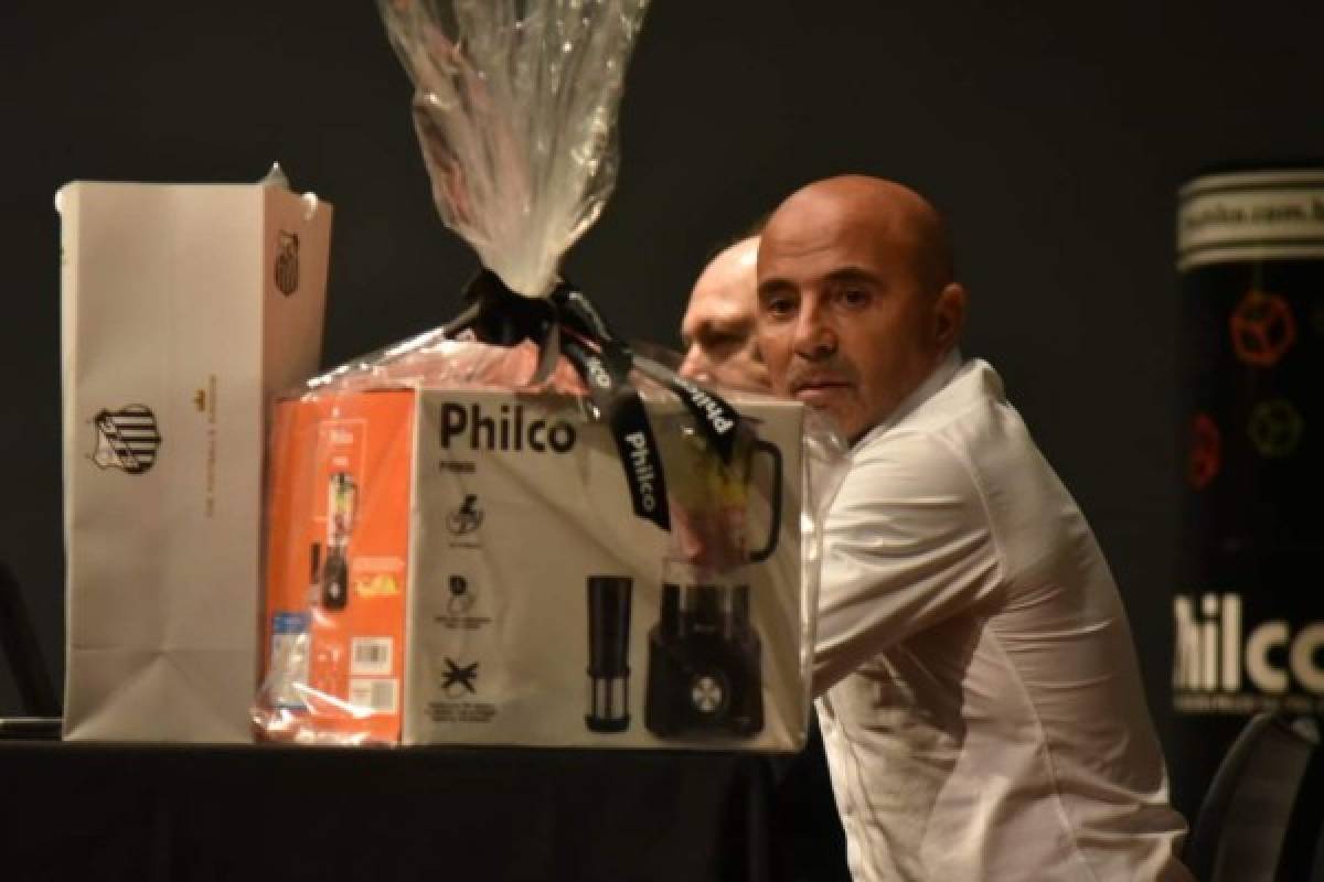 Sampaoli se mostró sorprendido por el curioso regalo de uno de los patrocinadores del club. Foto: Twitter Santos