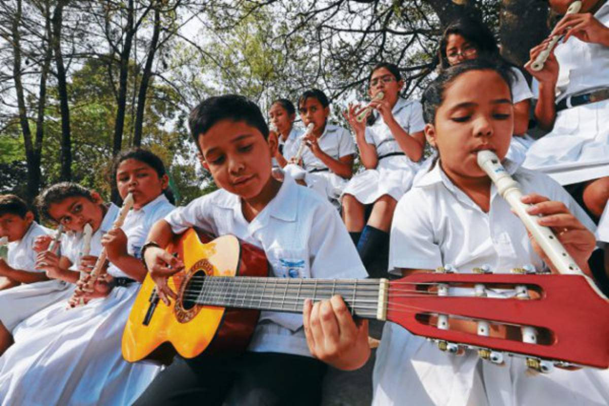 Música bordada por manos de niños